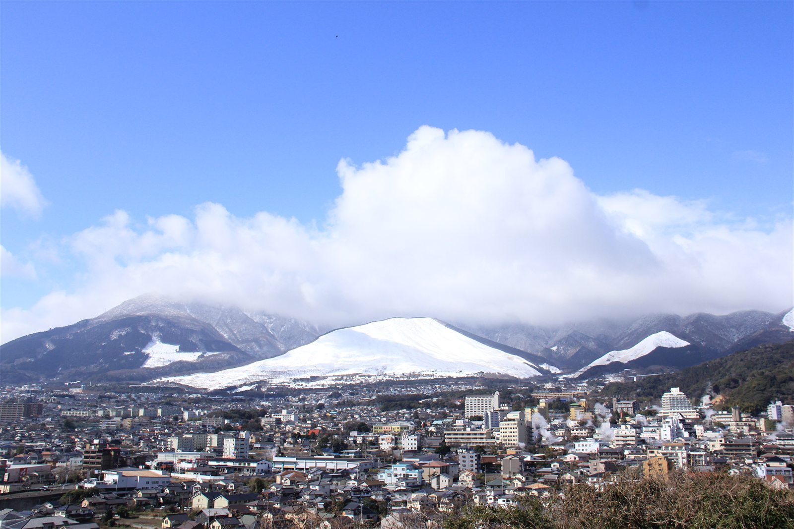 別府市の湯けむりと扇山